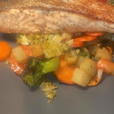Salmon Medley Veg Nap Sauce